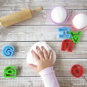  Чем заняться с ребенком в дождливую погоду? 12 поводов не скучать